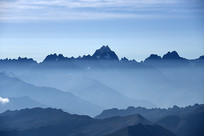 ��ĸ�ӽǵĿ�������ѩɽ